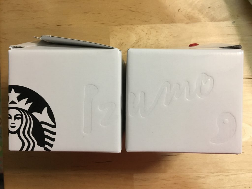 出雲マグの箱２つ並べるとizumoの文字