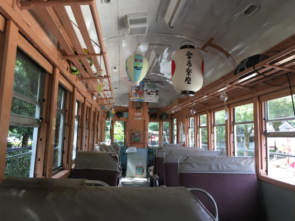 金公園の電車「新岐阜」行き