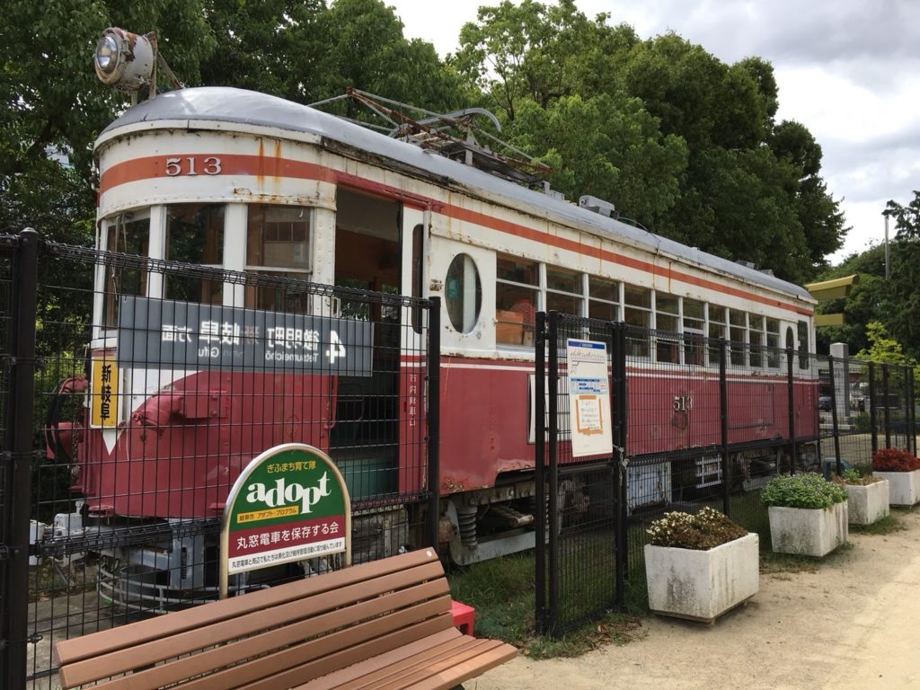 金公園の電車「新岐阜」行き