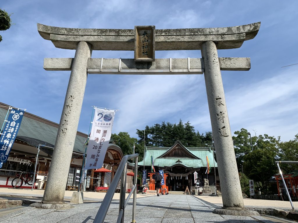 大山神社の鳥居と本殿