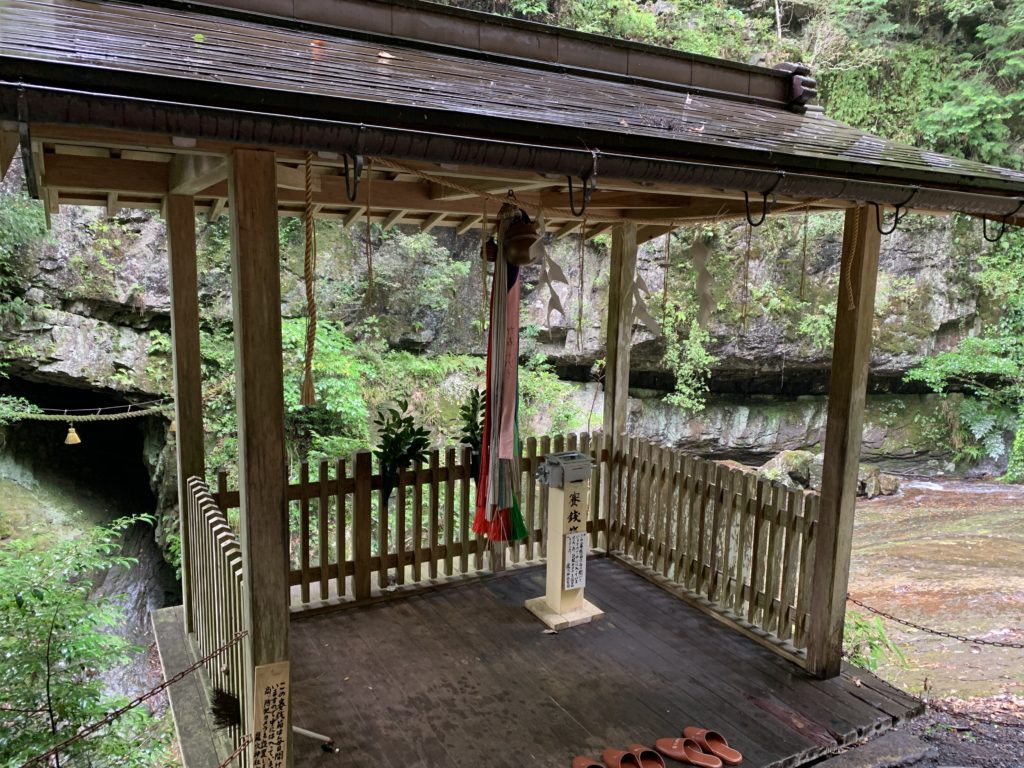 室生龍穴神社　奥宮の簡易拝殿