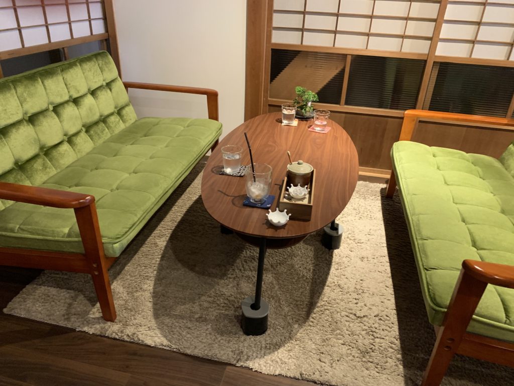 「町家盆栽Cafe コトノハ」のソファ席
