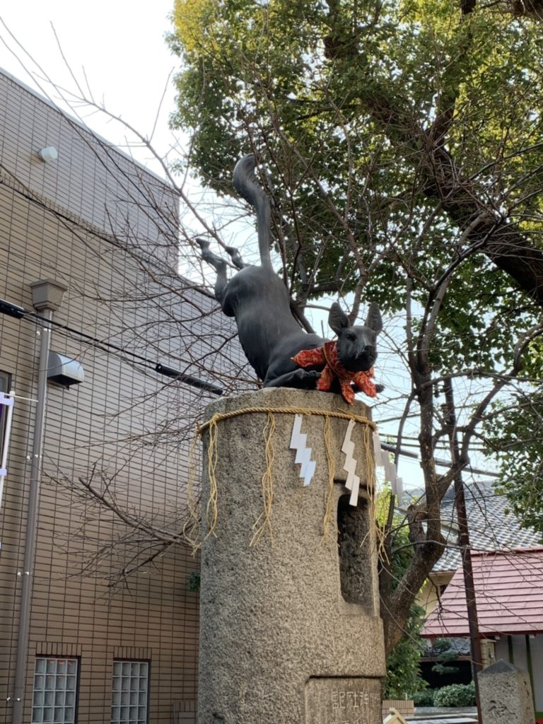 安倍晴明神社・葛之葉霊狐の飛来像