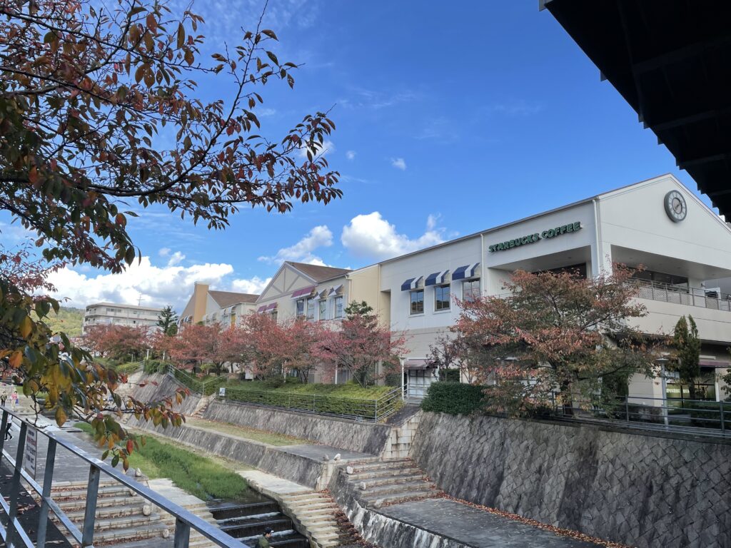 みのおキューズモールと千里川