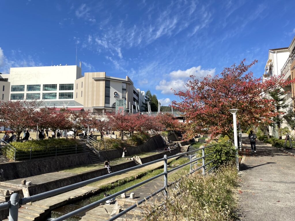 みのおキューズモールと千里川
