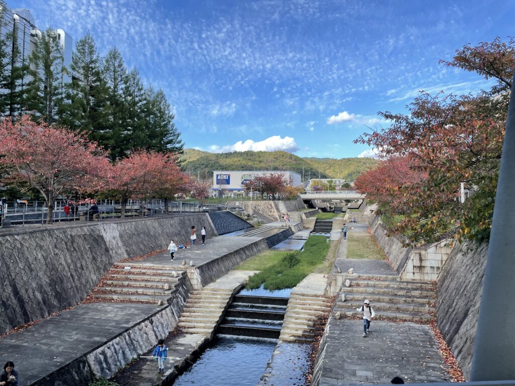 みのおキューズモールと千里川