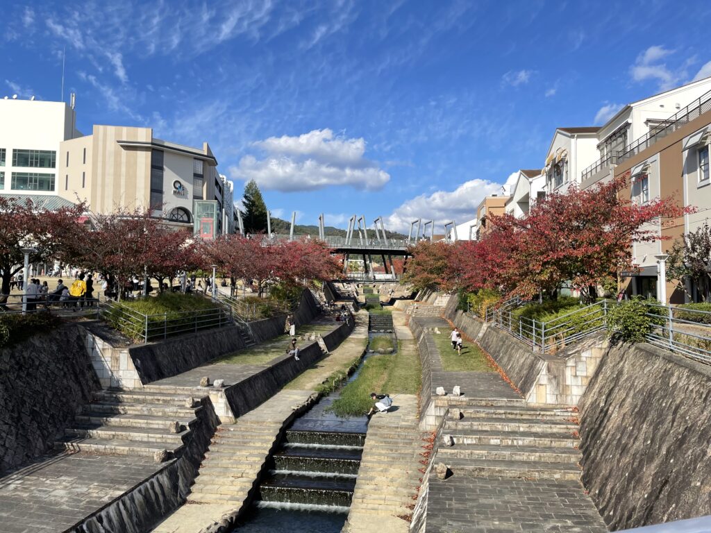みのおキューズモールと千里川